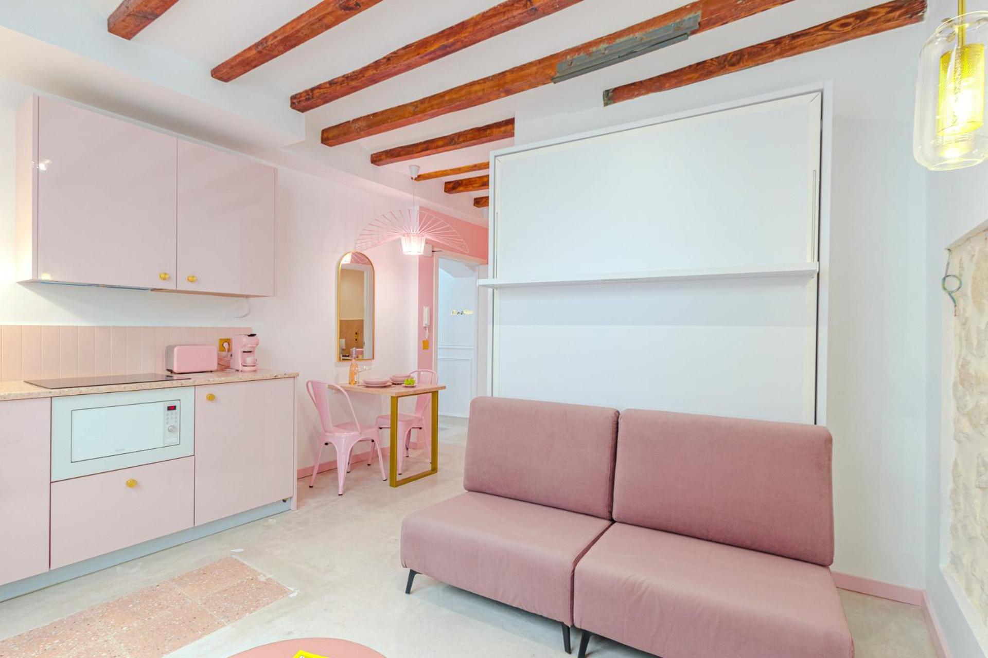 Glamorous Pink In Center Apartment